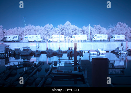 Vista sul fiume con piccole barche a vela in porto Foto Stock