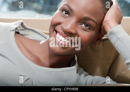 Donna rilassante sul lettino, Illovo Famiglia, Johannesburg, Sud Africa. Foto Stock