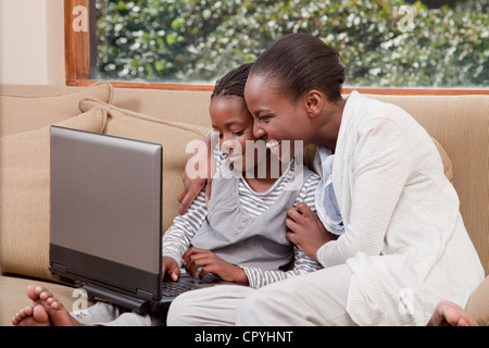 Madre e figlia usando un computer portatile insieme, Illovo Famiglia, Johannesburg, Sud Africa. Foto Stock