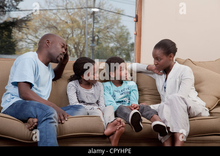 Una famiglia avente una seria discussione, Illovo Famiglia, Johannesburg, Sud Africa. Foto Stock