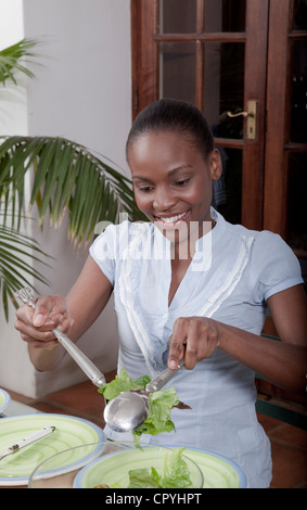 Una donna di incavature fino insalata, Illovo Famiglia, Johannesburg, Sud Africa. Foto Stock