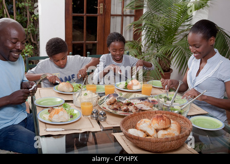 Una famiglia a pranzo insieme, Illovo Famiglia, Johannesburg, Sud Africa. Foto Stock