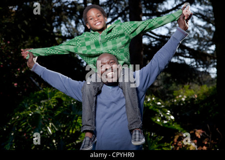 Il padre e il Figlio insieme giocando in un giardino, Illovo Famiglia, Johannesburg, Sud Africa. Foto Stock