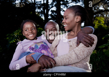 I genitori e la figlia insieme giocando in giardino, Illovo Famiglia, Johannesburg, Sud Africa. Foto Stock