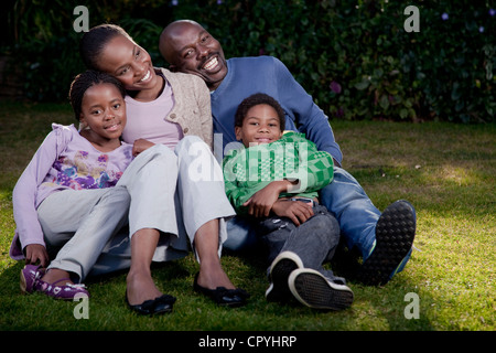 Una famiglia seduti insieme al di fuori, Illovo Famiglia, Johannesburg, Sud Africa. Foto Stock