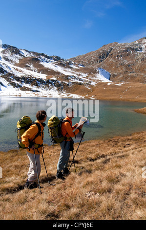 La Svizzera centrale delle Alpi della Val Bregaglia Cantone dei Grigioni gli escursionisti guardando su una mappa sul bordo di un lago sotto Septimer Pass Foto Stock