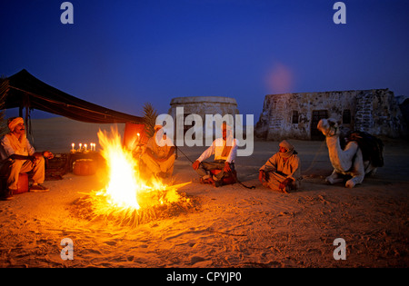 La Tunisia, Tozeur Governatorato, Nefta, Lareguett dune, bivacco e falò nella ex impostazioni di Stars Wars Foto Stock