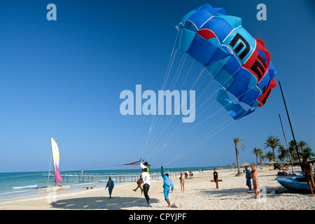 La Tunisia, Medenine Governatorato, isola di Djerba, Zarsis, parasailing sulla spiaggia Foto Stock