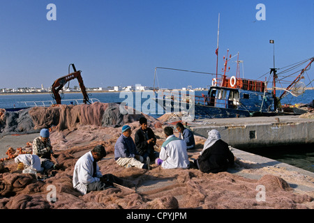 La Tunisia, Medenine Governatorato, isola di Djerba, Zarsis, riparazione di reti da pesca Foto Stock