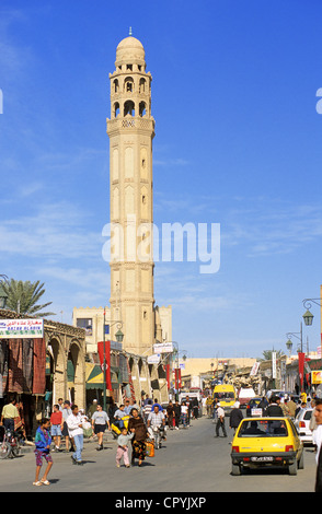 La Tunisia, Tozeur Governatorato, Tozeur, la Medina, Bourguiba Avenue, arteriosa centrale street e il minareto della vecchia città Foto Stock