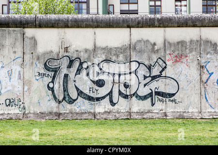 Memoriale del Muro di Berlino - parte del muro originale fa parte del memoriale ed è coperto di graffiti - Bernauer Street.Mitte, Berlino Foto Stock