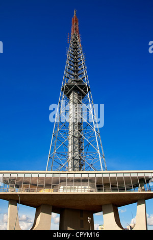 Il Brasile, Brasilia, elencato come patrimonio mondiale dall'UNESCO, la torre della televisione Foto Stock