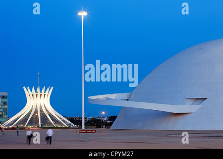 Il Brasile, Brasilia, patrimonio mondiale dell UNESCO, Metropolitana Nossa Senhora Aparecida la cattedrale e il museo nazionale dell'architetto Foto Stock