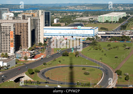 Il Brasile Brasilia elencati come patrimonio mondiale dall UNESCO nel lato nord con gli edifici ministeriali e lago Paranoa in background Foto Stock