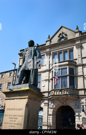 Sir Matthew Wilson Baronet statua e la libreria Skipton North Yorkshire, Inghilterra Foto Stock