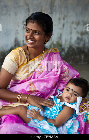 India Kerala State, Kochi (Cochin), giovane madre e bambino Foto Stock