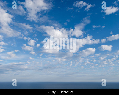 Bel cielo azzurro giornata al mare Foto Stock