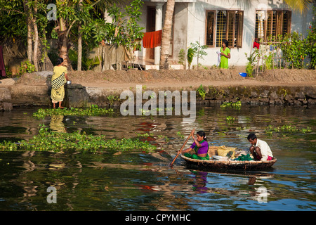 India Kerala State, Allepey, le lagune, vita quotidiana lungo i canali di mattina Foto Stock