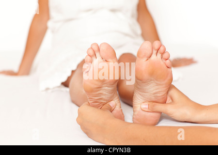 Massaggio ai piedi, donna di piedi di essere massaggiato Foto Stock