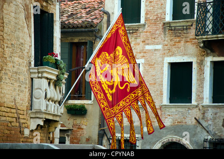 Bandiera di Venezia bandiere veneziana che mostra il leone alato di San Marco Foto Stock