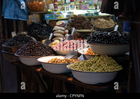 Stand con le olive nella Medina o il centro storico della città di Fes o Fez in Marocco, Africa Foto Stock