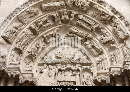 San Giovanni Battista del gate del timpano e la Cattedrale di Santo Stefano, Sens, Yonne, Borgogna, in Francia, in Europa Foto Stock