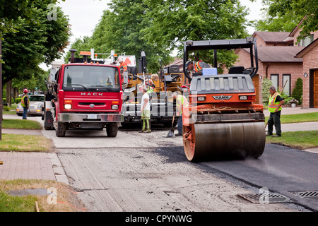 Strada strada o ri-pavimentazione o resurfacing in una suddivisione o sviluppo residenziale in Alliston;;Ontario Canada Foto Stock