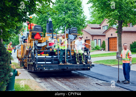 Strada strada o ri-pavimentazione o resurfacing in una suddivisione o sviluppo residenziale in Alliston;;Ontario Canada Foto Stock