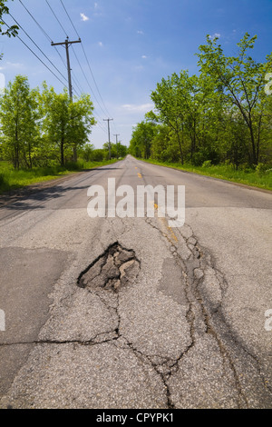 Asfalto con buche in campagna, Quebec, Canada Foto Stock