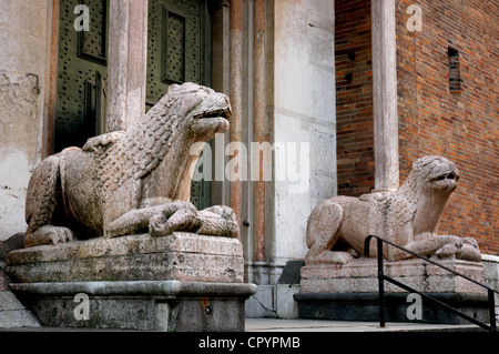 L'Italia. Duomo di Cremona. Transetto settentrionale. Il XIII secolo. I Lions di sculture. Foto Stock