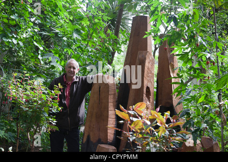 7 giugno 2012, sculture dell artista inglese David Nash sono in esposizione presso i Giardini di Kew fino ad aprile 2013. David Nash, ritratto Foto Stock