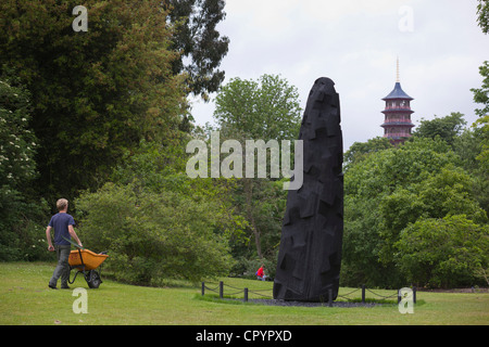 7 giugno 2012, sculture dell artista inglese David Nash sono in esposizione presso i Giardini di Kew fino ad aprile 2013. Foto Stock