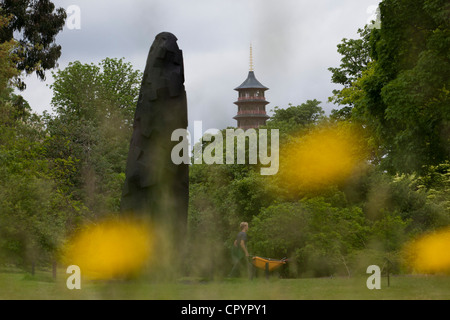 7 giugno 2012, sculture dell artista inglese David Nash sono in esposizione presso i Giardini di Kew fino ad aprile 2013. Foto Stock