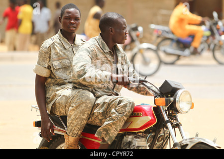 Due soldati guidare una moto in N Djamena, Ciad martedì 8 giugno 2010. Foto Stock