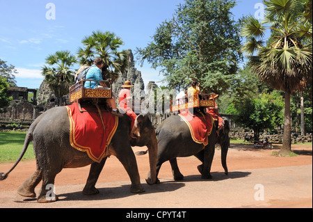 SIEM REAP, Cambogia - 12 agosto: turisti ride l'elefante e visitate il tempio Bayon il 12 agosto 2011 in Angkor Thom, Siem Reap Foto Stock