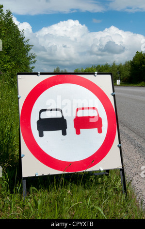 Nessun sorpasso di un cartello di segnalazione a causa di pietrisco sulla nuova strada spianata regno unito Foto Stock