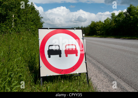 Nessun sorpasso di un cartello di segnalazione a causa di pietrisco sulla nuova strada spianata regno unito Foto Stock