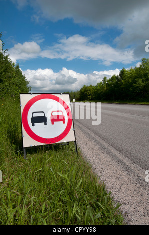 Nessun sorpasso di un cartello di segnalazione a causa di pietrisco sulla nuova strada spianata regno unito Foto Stock