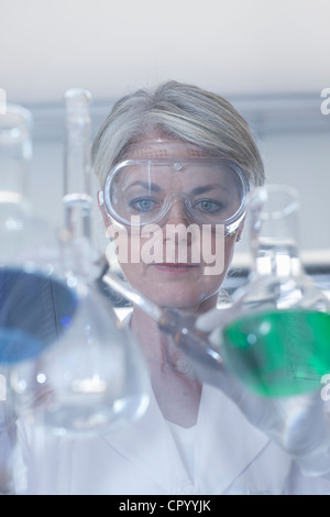 Scienziato iniettare liquido nella capsula di petri Foto Stock