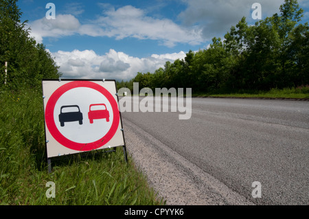 Nessun sorpasso di un cartello di segnalazione a causa di pietrisco sulla nuova strada spianata regno unito Foto Stock