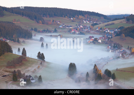 Piccolo villaggio di Fischbach con nebbia mattutina vicino lago Schluchsee, Foresta Nera, Germania, Europa PublicGround Foto Stock