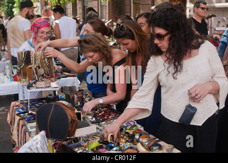 Gli amanti dello shopping ricerca di occasioni a Jane blocco Street Fair in New York quartiere di Greenwich Village Foto Stock