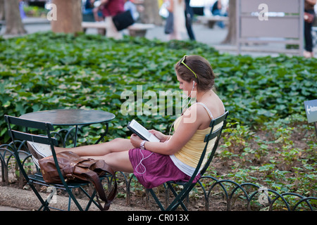 Un lettore utilizza il suo Amazon Kindle libro elettronico in Bryant Park di New York il giovedì, 31 maggio 2012. (© Richard B. Levine) Foto Stock