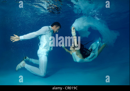 Sposa e lo sposo, subacquea nozze in un pool Foto Stock