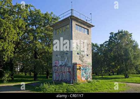 Storica Torre di vedetta della ex Repubblica democratica tedesca, la Germania Est, distretto di Treptow, Berlino, Germania, Europa Foto Stock