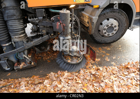 Spazzatrice rimuovere foglie in una città Foto Stock