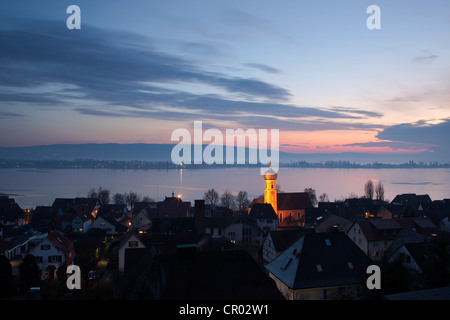 Vista su Allenbach e l isola di Reichenau nella luce della sera, congelato il lago di Costanza, Baden-Wuerttemberg, Germania, Europa Foto Stock