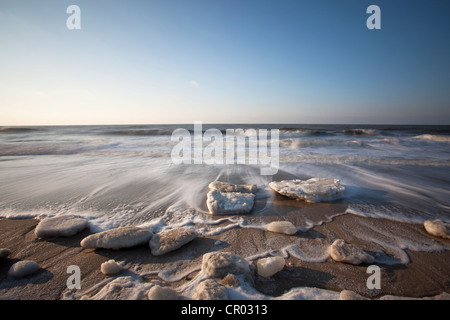 Atmosfera invernale con ghiaccio e neve, isola di Sylt, Schleswig-Holstein, Germania, Europa Foto Stock