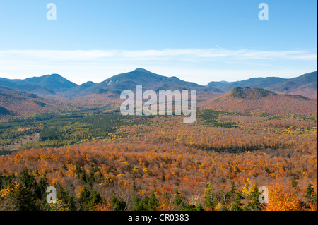 Montagne e foreste con colorati fogliame di autunno, estate indiana, vista dal Monte Van Hoevenberg, Lake Placid Foto Stock
