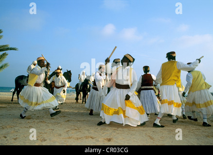 La Tunisia, Medenine Governatorato, isola di Djerba, danza folcloristica Foto Stock